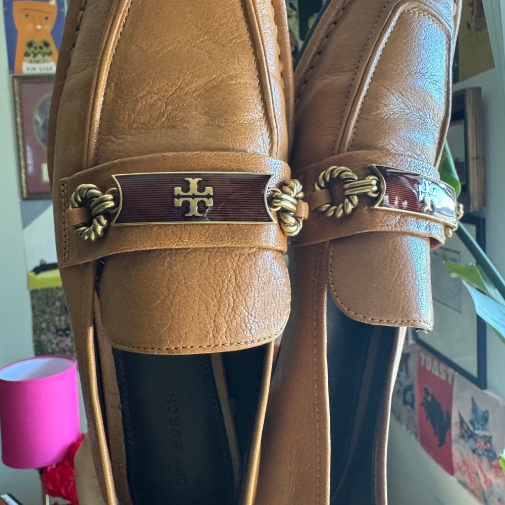 CARAMEL BROWN LOAFERS.